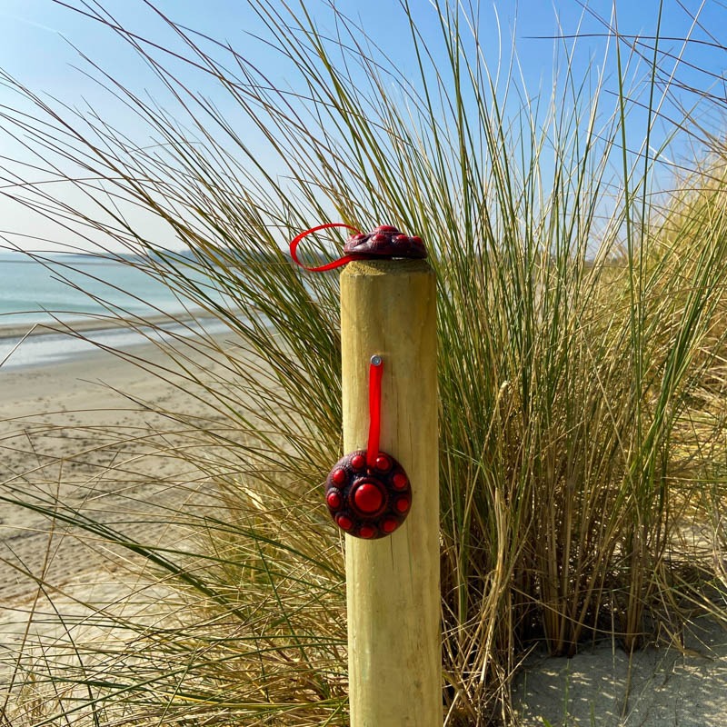 Zeeuwse knop hangknopje Ø 5cm zwart | rood