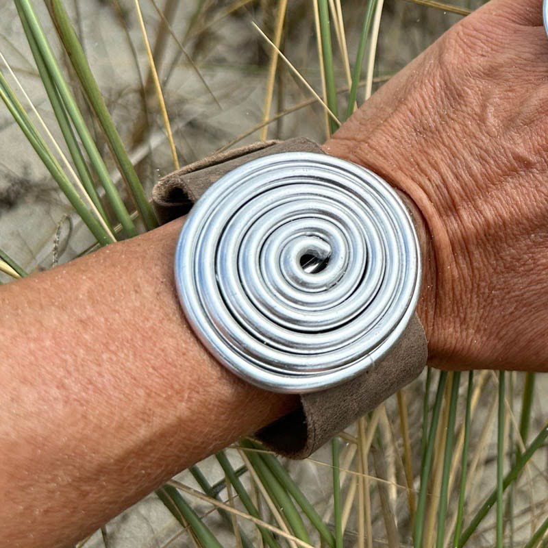 Bruin leren armband ontwerp | drop