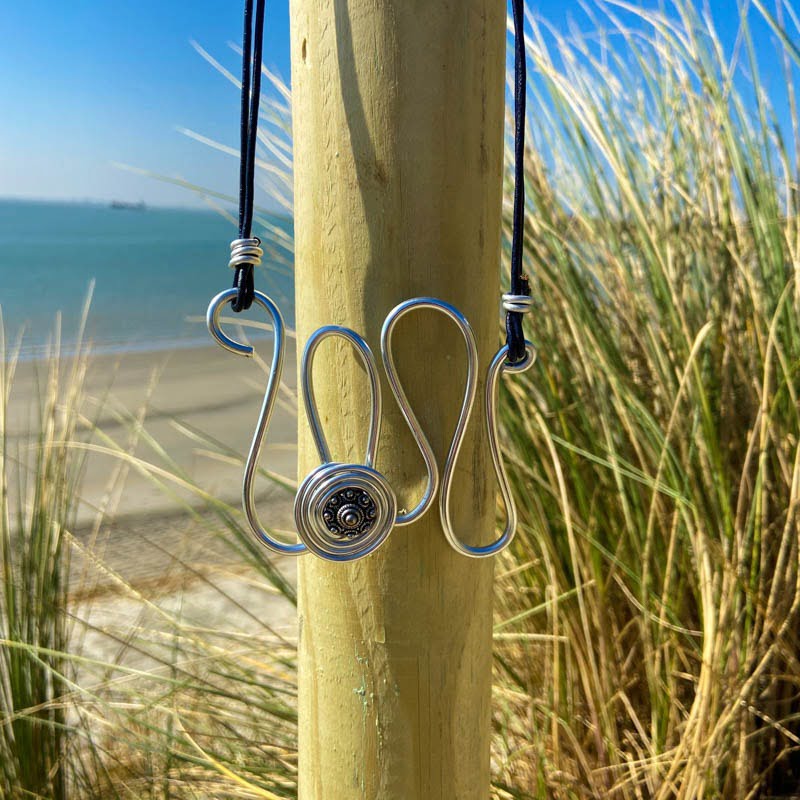 Zeeuwse knop ketting | leer ontwerp zilver | curly