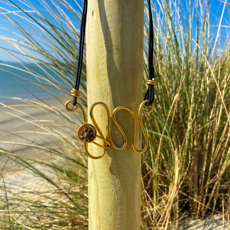 Zeeuwse knop ketting | leer ontwerp | goud curly