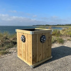 Zeeuwse knop houten bloembak.