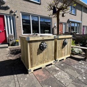 Zeeuwse knop houten bloembak.