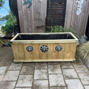 Zeeuwse knop houten bloembak.
