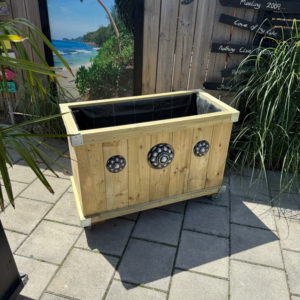 Zeeuwse knop houten bloembak.